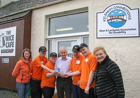 Heilan Shed Cheque Presented to Kyleakin Connections